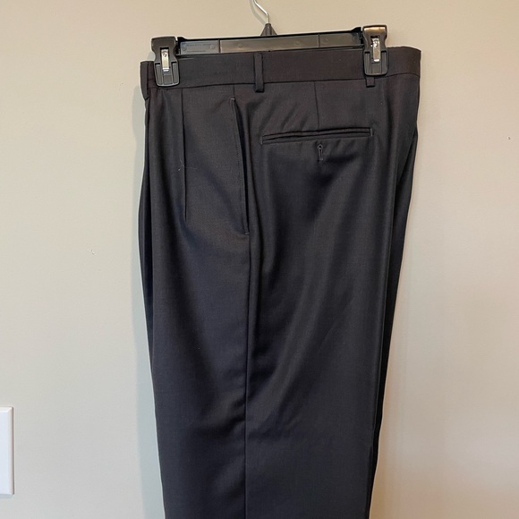 JOSABANK Signature Gold Suit 42R with Pleated Pants - Picture 4 of 9